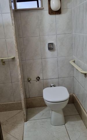 Casa à venda com 220m², 3 quartos e 2 vagas Casa à venda com 220m², 3 quartos e 2 vagasBanheiro 2