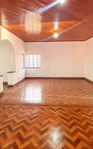 Casa à venda com 100m², 2 quartos e 1 vaga Casa à venda com 100m², 2 quartos e 1 vagaSala