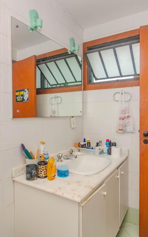 Casa à venda com 330m², 3 quartos e 2 vagas Casa à venda com 330m², 3 quartos e 2 vagasBanheiro Social