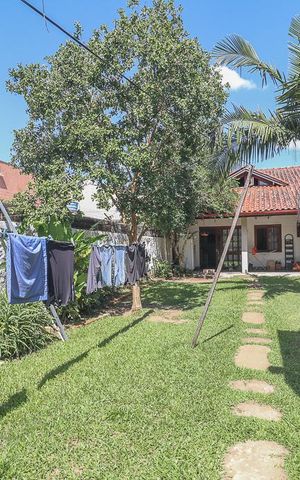 Casa à venda com 400m², 4 quartos e 4 vagasFundos