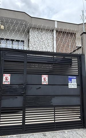 Casa à venda com 275m², 3 quartos e 3 vagas Casa à venda com 275m², 3 quartos e 3 vagasFachada