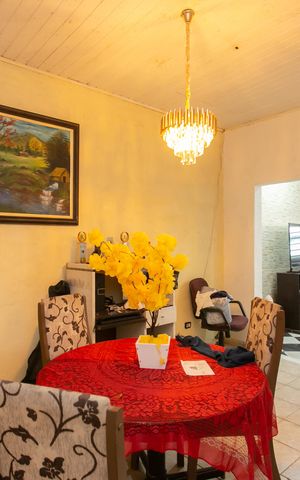 Casa à venda com 150m², 2 quartos e 3 vagas Casa à venda com 150m², 2 quartos e 3 vagasSala