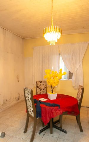 Casa à venda com 150m², 2 quartos e 3 vagas Casa à venda com 150m², 2 quartos e 3 vagasSala