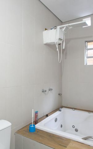 Casa à venda com 150m², 2 quartos e 3 vagas Casa à venda com 150m², 2 quartos e 3 vagasBanheiro social