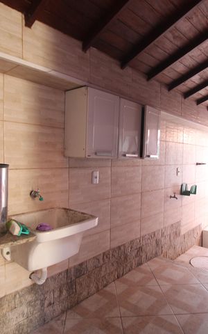 Casa de condomínio à venda com 200m², 4 quartos e 3 vagasÁrea de serviço