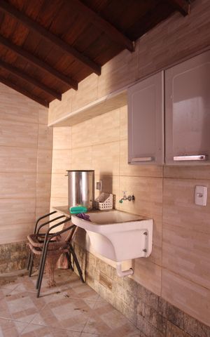 Casa de condomínio à venda com 200m², 4 quartos e 3 vagasÁrea de serviço