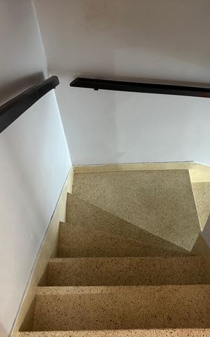 Casa à venda com 120m², 3 quartos e 2 vagas Casa à venda com 120m², 3 quartos e 2 vagasEscada