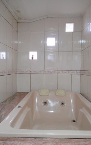 Casa à venda com 215m², 2 quartos e 4 vagasBanheiro da Suíte