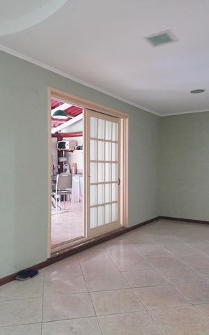 Casa à venda com 215m², 2 quartos e 4 vagasSala 