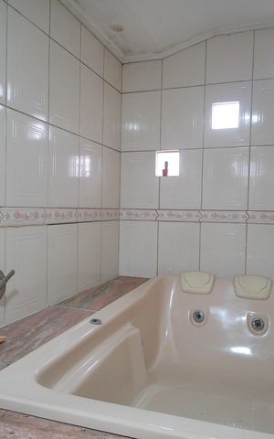Casa à venda com 215m², 2 quartos e 4 vagasBanheiro da Suíte