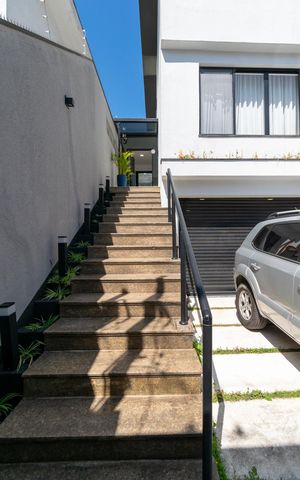 Casa à venda com 300m², 3 quartos e 2 vagas Casa à venda com 300m², 3 quartos e 2 vagasEntrada