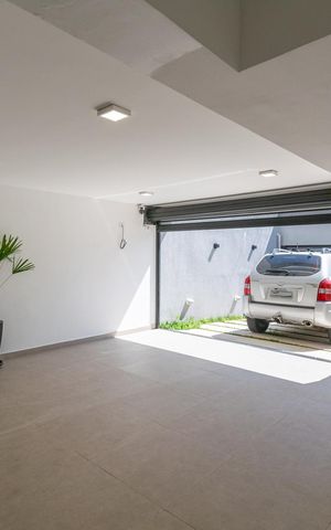 Casa à venda com 300m², 3 quartos e 2 vagas Casa à venda com 300m², 3 quartos e 2 vagasGaragem 2