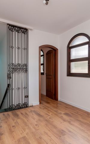 Casa à venda com 393m², 4 quartos e 2 vagas Casa à venda com 393m², 4 quartos e 2 vagasHall dos Quartos