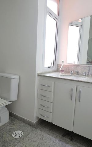 Apartamento à venda com 272m², 4 quartos e 3 vagas Apartamento à venda com 272m², 4 quartos e 3 vagasBanheiro Suíte