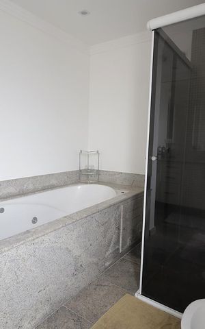 Apartamento à venda com 272m², 4 quartos e 3 vagas Apartamento à venda com 272m², 4 quartos e 3 vagasBanheiro Suíte 2