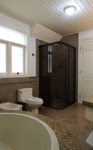 Casa à venda com 715m², 4 quartos e 8 vagasBanheiro da Suíte 1