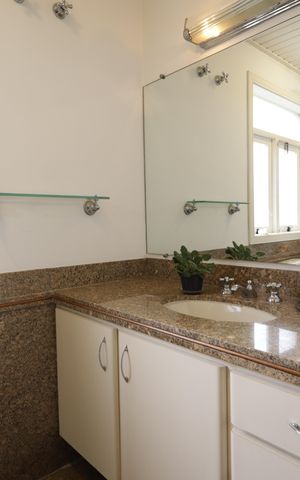 Casa à venda com 715m², 4 quartos e 8 vagasBanheiro da Suíte 2