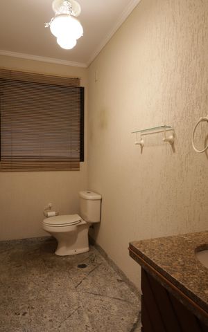 Casa à venda com 715m², 4 quartos e 8 vagasBanheiro de Serviço