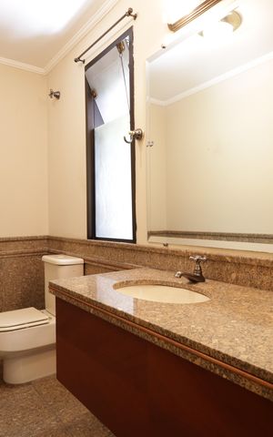 Casa à venda com 715m², 4 quartos e 8 vagasLavabo