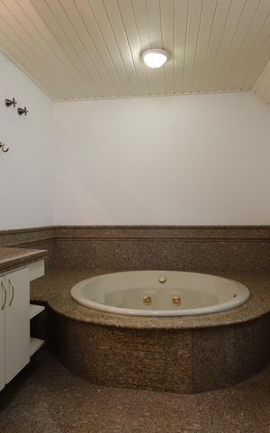 Casa à venda com 715m², 4 quartos e 8 vagasBanheiro da Suíte 1