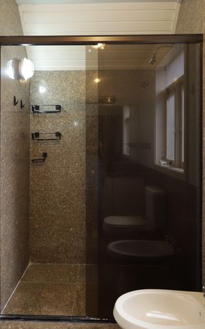Casa à venda com 715m², 4 quartos e 8 vagasBanheiro da Suíte 2