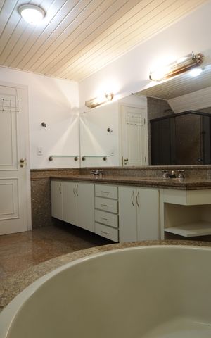 Casa à venda com 715m², 4 quartos e 8 vagasBanheiro da Suíte 1
