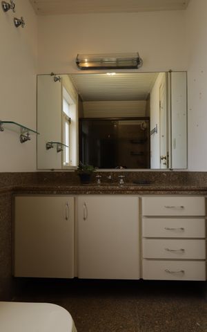 Casa à venda com 715m², 4 quartos e 8 vagasBanheiro da Suíte 2