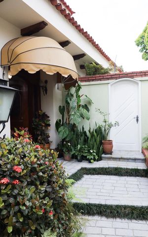 Casa à venda com 470m², 4 quartos e 7 vagas Casa à venda com 470m², 4 quartos e 7 vagasEntrada