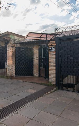 Casa à venda com 300m², 2 quartos e 2 vagasFachada