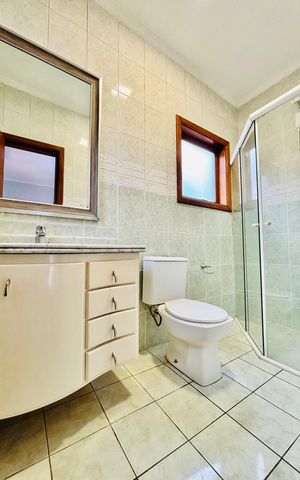 Casa de condomínio para alugar com 282m², 4 quartos e 4 vagas Casa de condomínio para alugar com 282m², 4 quartos e 4 vagasBanheiro da Suíte 1