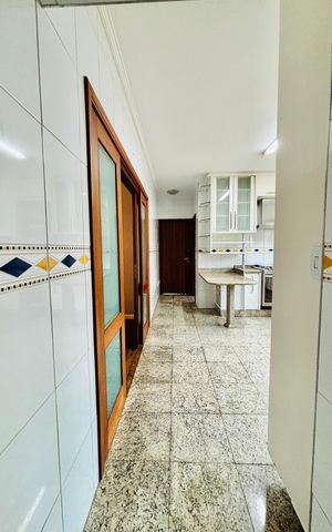 Casa de condomínio para alugar com 282m², 4 quartos e 4 vagas Casa de condomínio para alugar com 282m², 4 quartos e 4 vagasCozinha