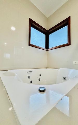 Casa de condomínio para alugar com 282m², 4 quartos e 4 vagas Casa de condomínio para alugar com 282m², 4 quartos e 4 vagasBanheiro da Suíte 2