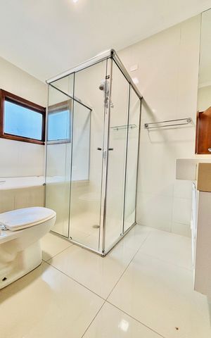 Casa de condomínio para alugar com 282m², 4 quartos e 4 vagas Casa de condomínio para alugar com 282m², 4 quartos e 4 vagasBanheiro da Suíte 2