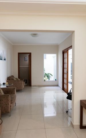 Casa à venda com 270m², 2 quartos e 2 vagas Casa à venda com 270m², 2 quartos e 2 vagasSala