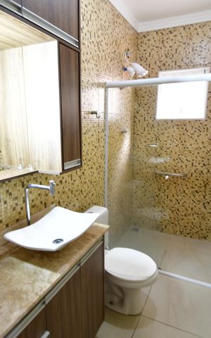 Casa para alugar com 80m², 2 quartos e 2 vagasBanheiro