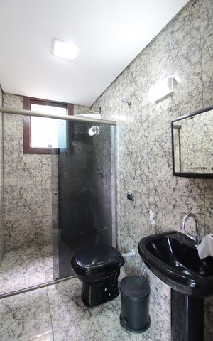 Casa para alugar com 450m², 4 quartos e 5 vagasBanheiro de Serviço