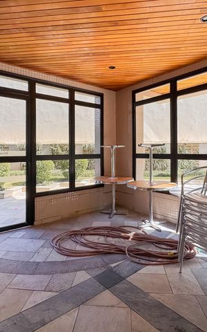 Apartamento à venda com 202m², 3 quartos e 4 vagas Apartamento à venda com 202m², 3 quartos e 4 vagasÁrea comum - Salão de festas