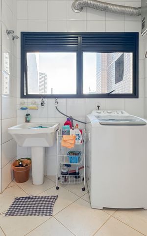 Apartamento à venda com 202m², 3 quartos e 4 vagas Apartamento à venda com 202m², 3 quartos e 4 vagasÁrea de Serviço