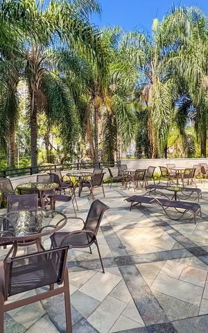 Apartamento à venda com 202m², 3 quartos e 4 vagas Apartamento à venda com 202m², 3 quartos e 4 vagasÁrea comum - Piscina