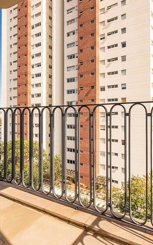 Apartamento à venda com 196m², 6 quartos e 3 vagas Apartamento à venda com 196m², 6 quartos e 3 vagasvaranda