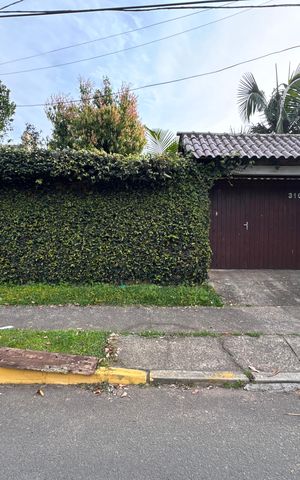 Casa à venda com 110m², 2 quartos e 4 vagas Casa à venda com 110m², 2 quartos e 4 vagasFachada