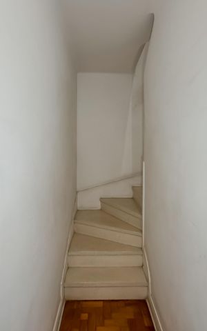 Casa para alugar com 205m², 3 quartos e 1 vaga Casa para alugar com 205m², 3 quartos e 1 vagaEscada