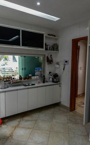 Casa à venda com 550m², 4 quartos e 5 vagas Casa à venda com 550m², 4 quartos e 5 vagasCozinha