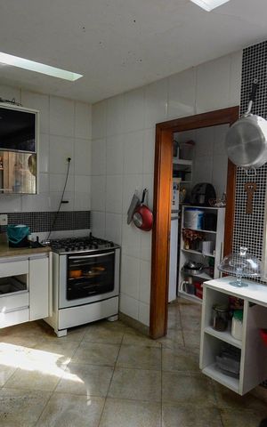 Casa à venda com 550m², 4 quartos e 5 vagas Casa à venda com 550m², 4 quartos e 5 vagasCozinha