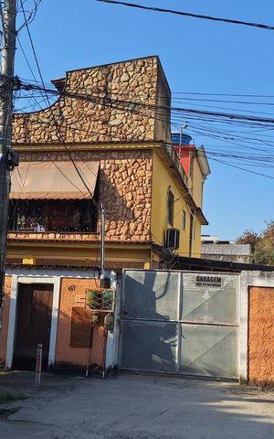 Casa à venda com 360m², 3 quartos e 8 vagas Casa à venda com 360m², 3 quartos e 8 vagasFachada