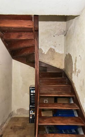 Casa de condomínio à venda com 150m², 2 quartos e 3 vagasEscada