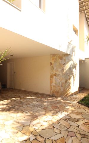 Casa à venda com 268m², 4 quartos e 4 vagasFrente da casa