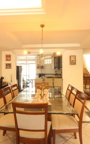 Casa à venda com 268m², 4 quartos e 4 vagasSala