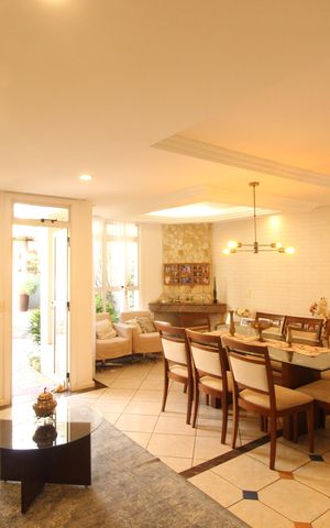 Casa à venda com 268m², 4 quartos e 4 vagasSala