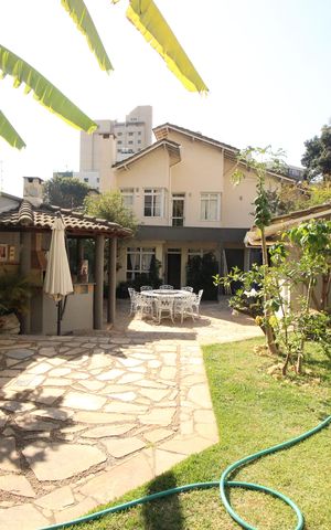 Casa à venda com 268m², 4 quartos e 4 vagasQuintal
